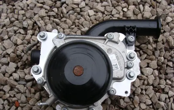 Mercedes-Benz E W212 Water pump A6512007701