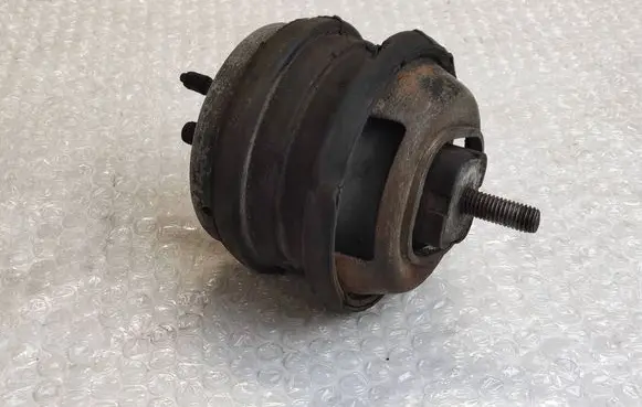 BMW 5 E39 Engine mount bracket