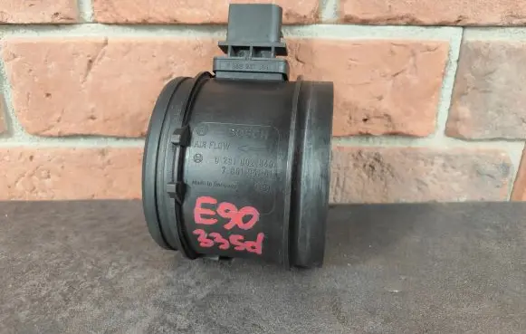 BMW 5 E60 E61 Mass air flow meter 7801951 0261002849