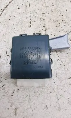 Toyota Yaris Door control unit/module 8598052031