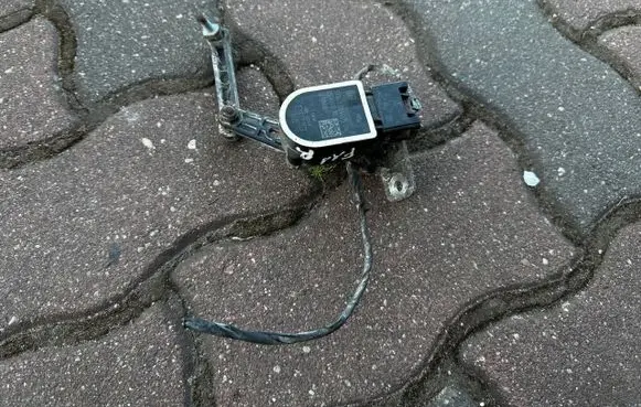 Headlight/headlamp level sensor