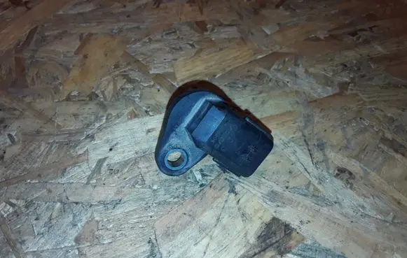 Volvo V40 Camshaft position sensor 8658495