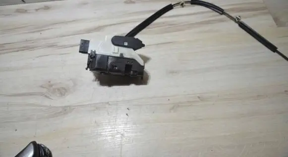 Peugeot Partner III Rear door lock 16943406 4618