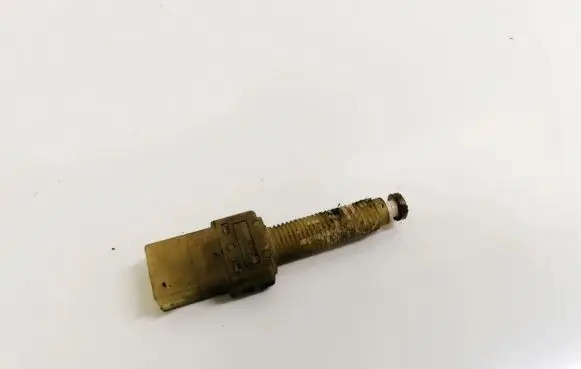 Volkswagen PASSAT B5 Brake pedal sensor switch 443945515