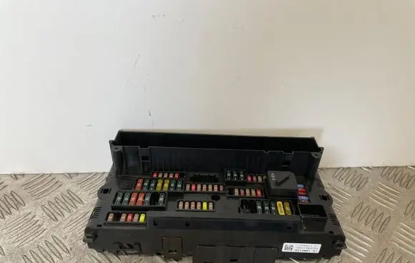 BMW 5 F10 F11 Fuse module 9210861