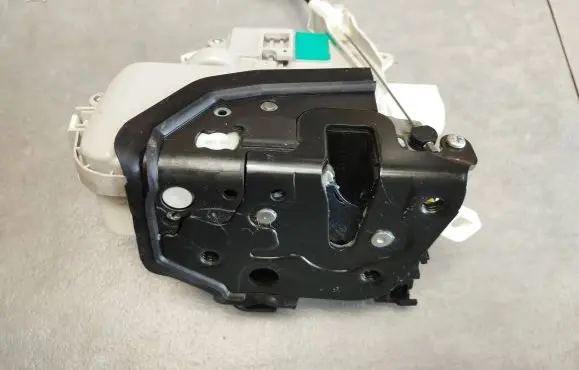 Audi A5 Sportback 8TA Front door lock 8J1837015F