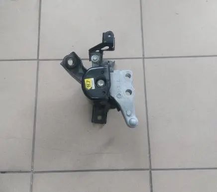 Toyota RAV 4 (XA40) Engine mount bracket J3290992