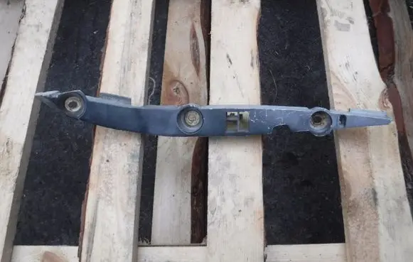Ford Focus Front bumper mounting bracket 17D958A