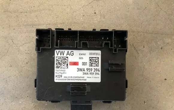 Volkswagen Tiguan Door control unit/module 3WA959394