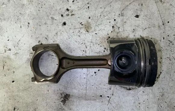 Volvo V60 Piston with connecting rod 82L175