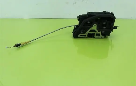 BMW 1 E81 E87 Front door lock 7059973