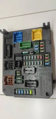Citroen C4 II Picasso Fuse module 9806098680 BSIQ0401