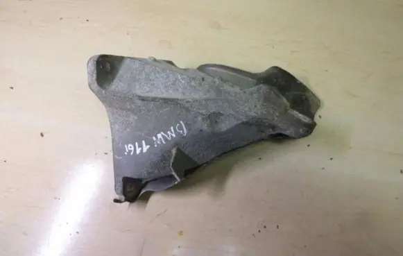 BMW 1 E81 E87 Engine mounting bracket 6764574 VD2458