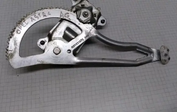 Rear door manual window regulator