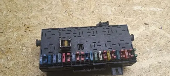 Volkswagen Golf II Fuse module 171941183D
