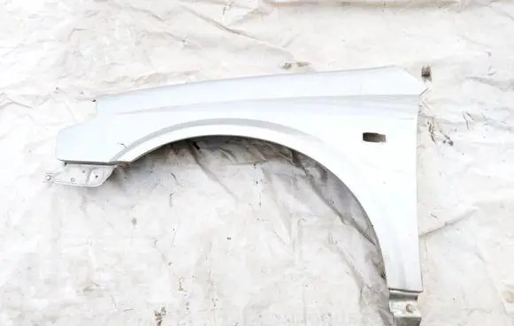Nissan Primera Fender Sidabrine