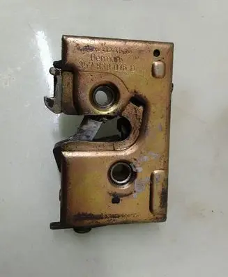 Volkswagen PASSAT B4 Rear door lock 357839016D
