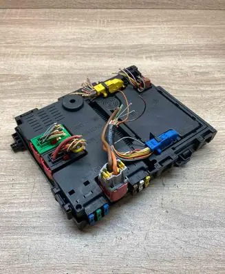 Peugeot 406 Fuse module 9639848980 S110950100D