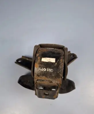KIA Carens II Engine mount bracket