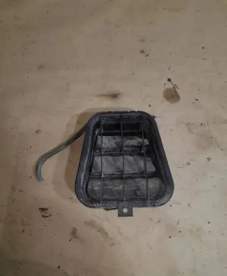 Audi A4 S4 B7 8E 8H Quarter panel pressure vent 4b0819181B