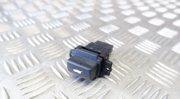 Honda CR-V Tailgate opening switch M20419