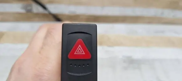 Volkswagen PASSAT B5.5 Hazard light switch 1U0953235B 1U0953235