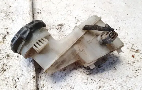 Brake fluid reservoir