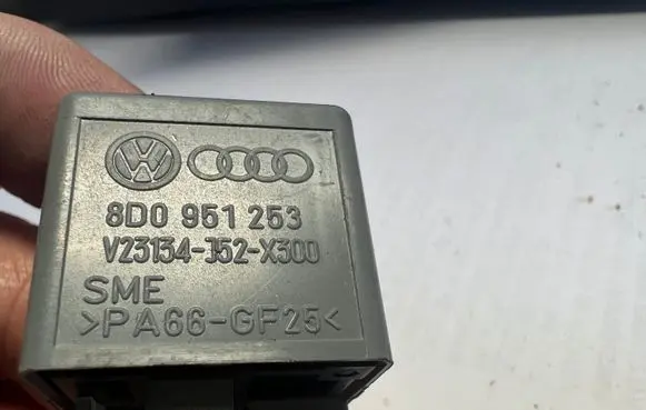 Audi A6 S6 C5 4B Other relay 8D0951253