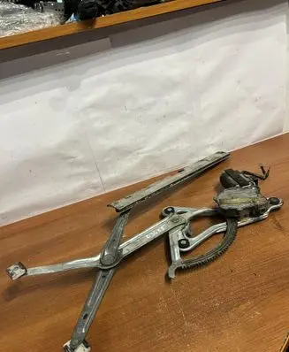 Mercedes-Benz E W124 Rear door window regulator with motor 0130821285 D3655
