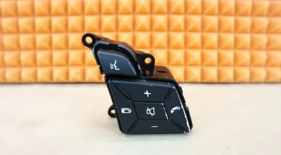 Steering wheel buttons/switches