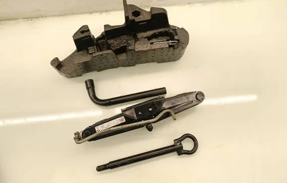 Renault Megane III Tool set 995040009R