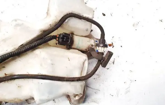 Honda CR-V Windscreen/windshield washer pump