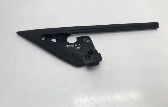 Tesla Model Y Front door windshield rail 150006600B
