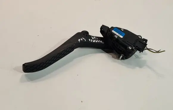 Volkswagen Touareg I Accelerator throttle pedal 7L6723507H