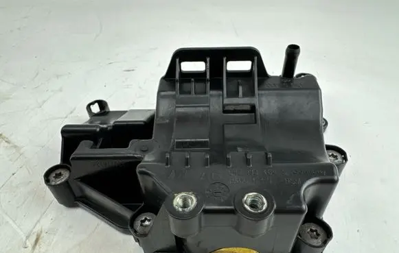 Audi A3 S3 8V Oil breather separator 04E103464S