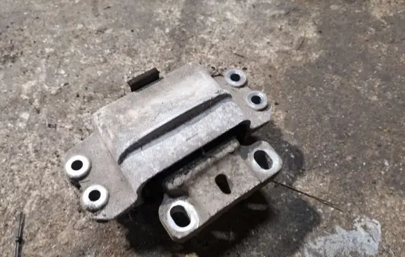 Volkswagen Golf V Engine mount bracket
