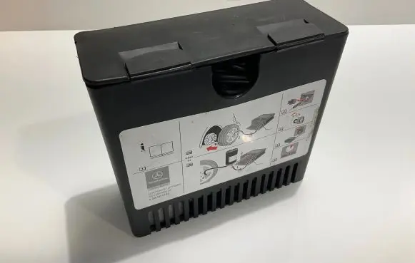 Mercedes-Benz E W211 Tire air pump compressor A0005830702