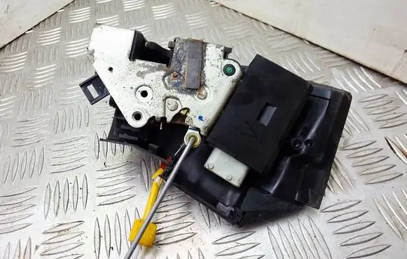 BMW 5 E39 Front door lock 67118352165 8352165
