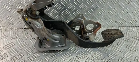 Nissan Juke I F15 Brake pedal 