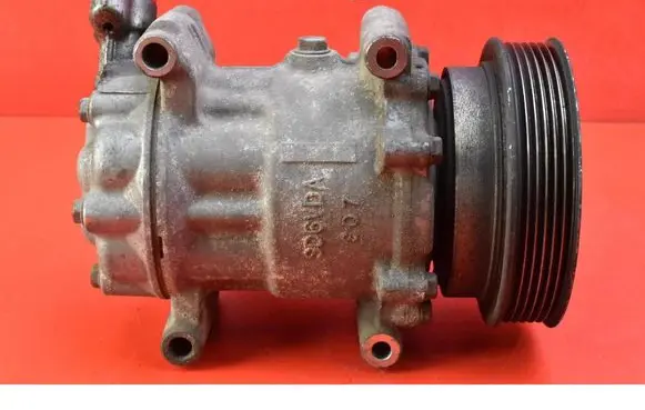Renault Clio III Air conditioning (A/C) compressor (pump) 8200953359-A