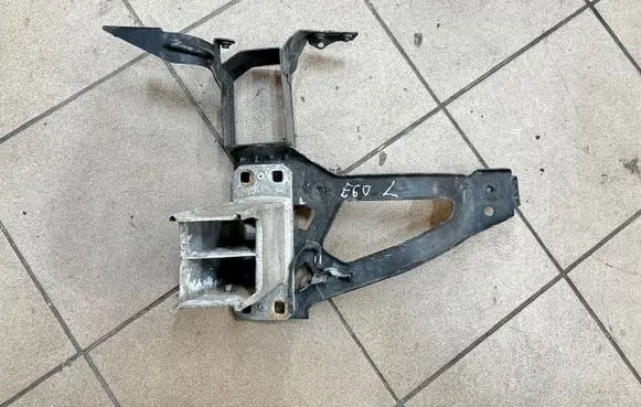 Front bumper mounting bracket