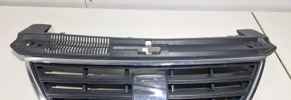 Seat Alhambra (Mk2) Front bumper upper radiator grill 725853653D