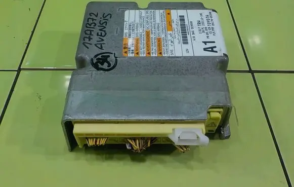 Toyota Avensis T270 Airbag control unit/module 233112105