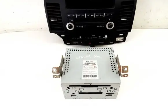 Mitsubishi Lancer VIII Radio/CD/DVD/GPS head unit 8701A363 DY3W69U5