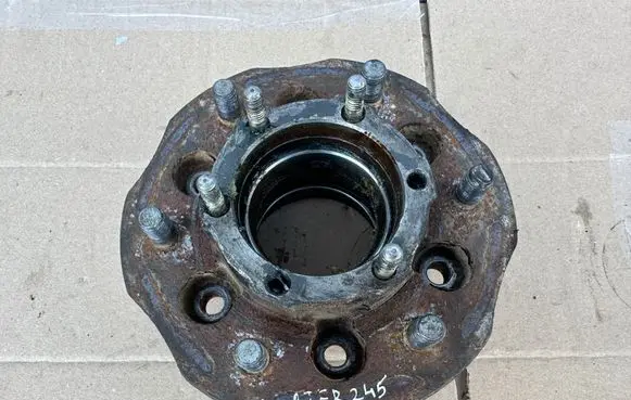 Nissan Terrano Front wheel hub 402027F031