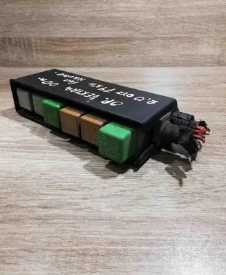 Opel Vectra B Fuse module 90504296