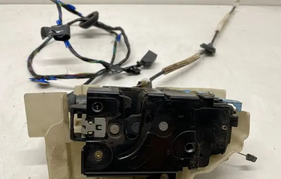 Volkswagen Touareg I Front door lock 3D2837016