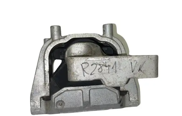 Volkswagen Tiguan Engine mount bracket 5N0199262F