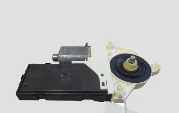 Renault Laguna III Front door window regulator motor 807310002R 978403101