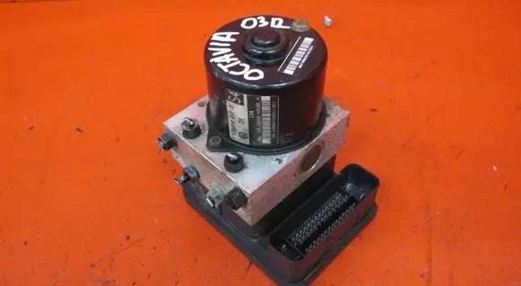 Skoda Octavia Mk1 (1U) ABS Pump 1J0614417D 1C0907379K